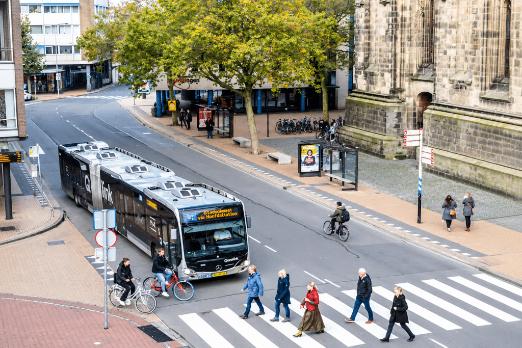 druk stadsverkeer met bus